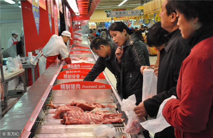 超市的猪肉多是本地猪肉，消费者购买的狗头一类的，多是进口猪骨