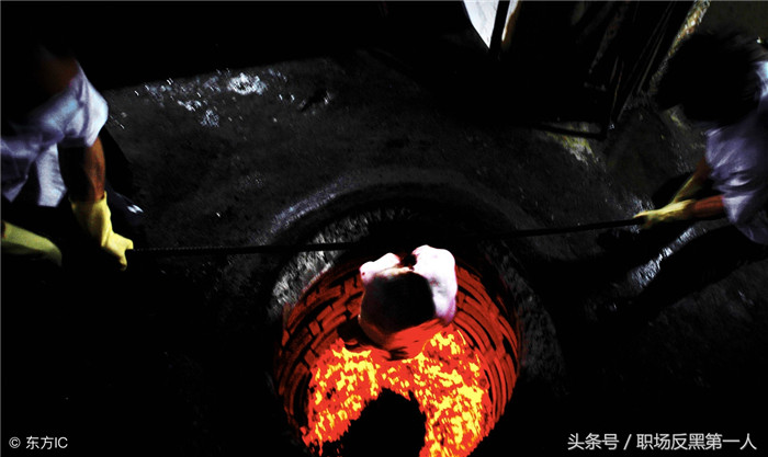 图为：把柴烧成炭，利用土炉的高温来烘烤金猪。