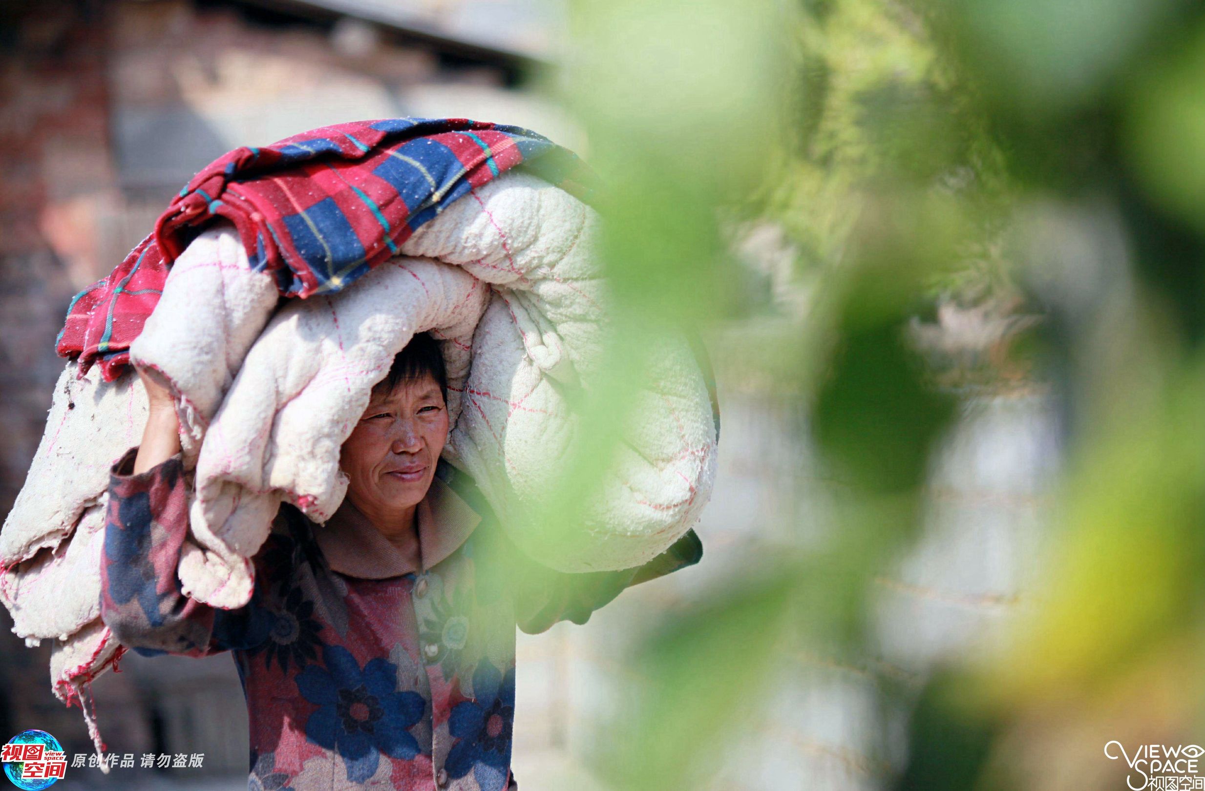 在桂林市兴安县湘漓镇的中唐家村，年过九旬的唐秀英已瘫痪在床30多年了。在近30年中，儿媳妇李玉英（左），把她照顾得无微不至。而老人无亲生儿女，仅有一名养子，李玉英就是其养子之妻。 