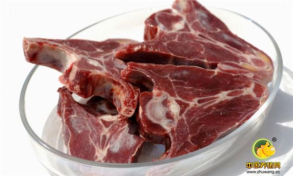 4、有人喜欢吃新鲜的猪肉，以为新杀的猪肉比冻肉新鲜。但有资料介绍，从卫生角度看，新杀的猪肉里存有各种细菌，例如猪黄疸等。