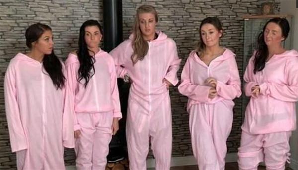 此外，为了配合「猪」这个主题，伴娘团被要求穿上粉红色的「猪衣服」，让她们觉得很瞎眼。