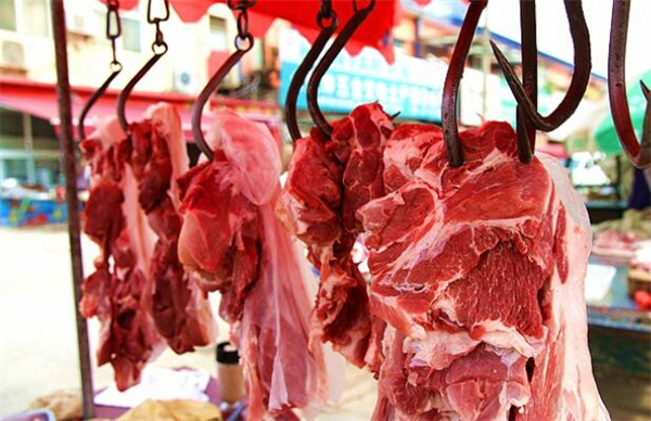 2017年猪肉价格对CPI的拖累超过0.2%。进入2018年，猪肉价格仍在下行，3月下旬全国瘦肉型猪出栏均价更是跌至2010年以来的最低点。图片显示肉还是蛮新鲜的，8元1斤