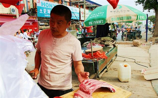 中国社科院农村发展研究认为，这一轮猪价下跌最大的问题是养殖业或者说生猪养殖业在规模化的过程中处于大跃进状态。排骨一斤15元
