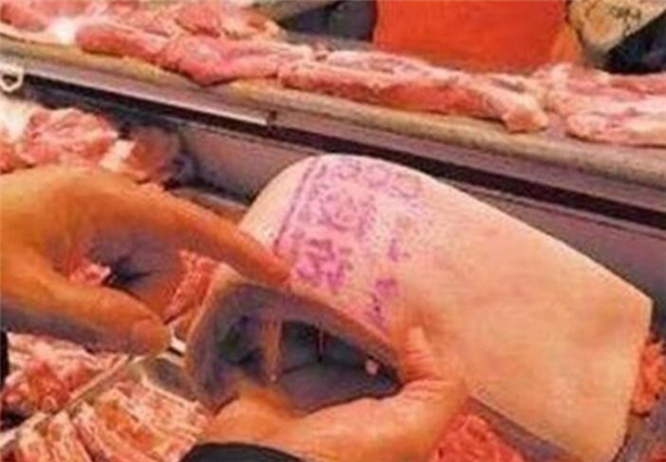 其实国家对于一些肉类检测也是非常严格的，通常在猪肉上，发现蓝色的印记，那么说明，这个，猪肉已经有，一些医生检查合格了。红色的运气其实也是一样的，只要发现这两种烟机，那么就说明这些猪肉都是经过安全检测的，非常健康，可以食用的。而且猪肉上面的印章其实也是可以使用的，因为这些印章所盖的颜色也都是无毒，可以食用。