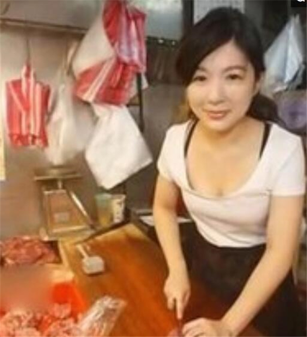这名女子是在偶然间被网友发现，照片流传开后，“猪肉西施”的名声也传播开来。