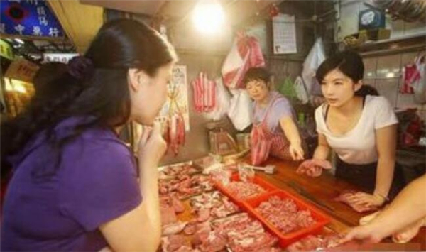 近日，台北一名卖猪肉的女子爆红网络，被称“猪肉西施”。