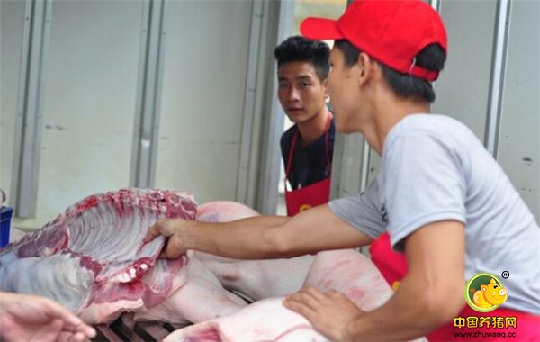 中国商人“拯救”越南猪肉市场！