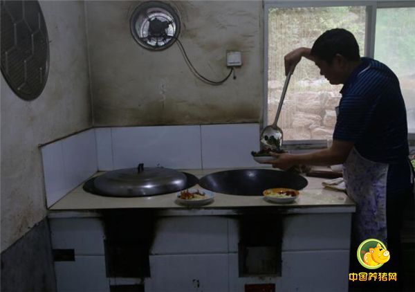 在大山猪场，有厨房，陈林喜欢下厨，为自己和猪场的工作人员做几道家乡的菜。