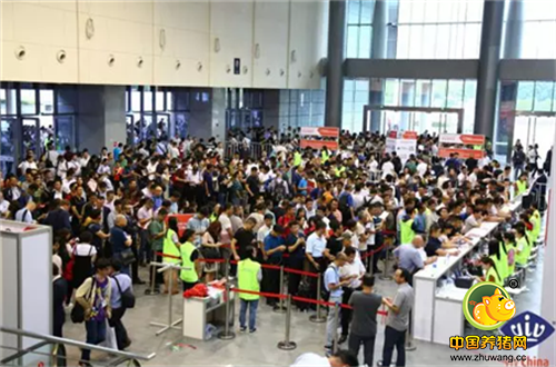 观众报到处熙熙攘攘
