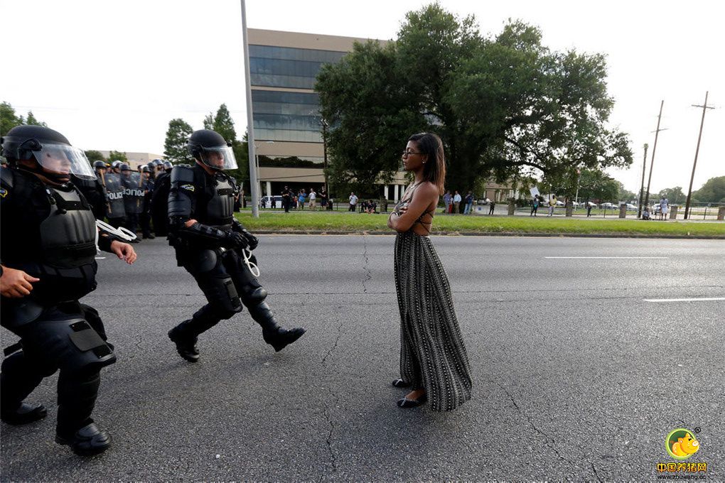 美国黑人女子孤身对峙防暴警成网红