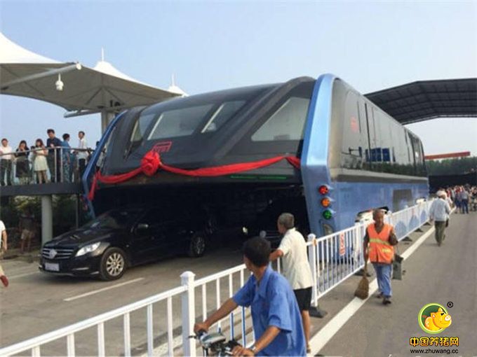 “空中巴士”巴铁试验车路面测试 可载客300人