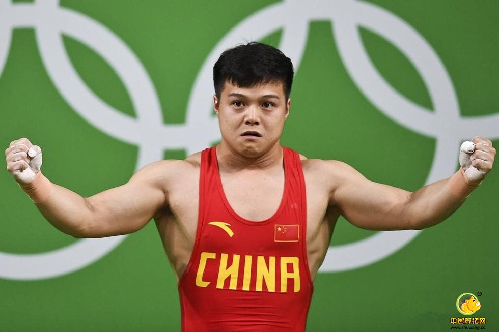男子举重56kg级 龙清泉破世界纪录夺冠