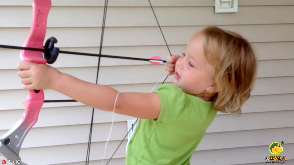 五岁萝莉勇气惊人 用弓箭给自己拔牙