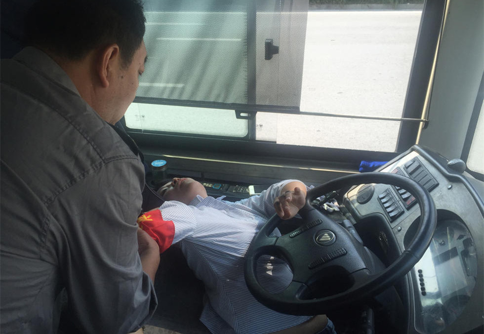 公交女司机开车途中发病 将车停稳后倒在驾驶室