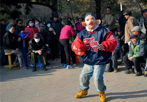 中国人的一天：40岁老师扮猪八戒直播跳舞养家