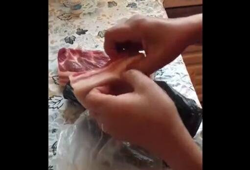 看看俄罗斯的猪肉，去皮都不用刀，直接用手撕 