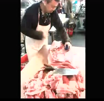 看到猪肉摊老板的刀工后，我怀疑自己根本不会切猪肉